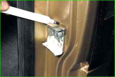 Снятие шипа и гнезда шипа двери багажного отделения