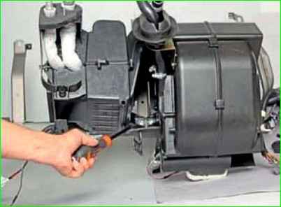 Снятие и установка испарителя кондиционера автомобиля ВАЗ-2123