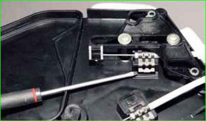 Снятие радиатора отопителя на снятом отопителе