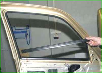 Снятие и установка стекла передней двери
