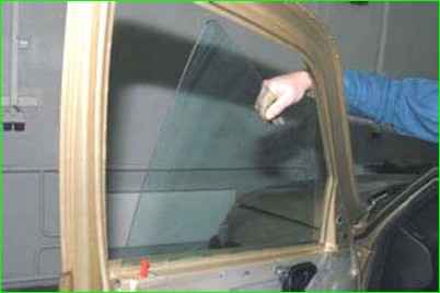 Снятие и установка стекла передней двери
