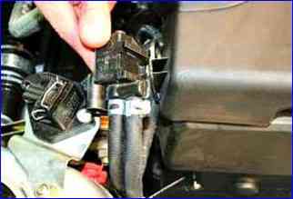 Removing the VAZ-21126 engine casing