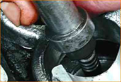 Как заменить маслосъемные колпачки двигателя ВАЗ-21126