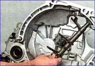 Replacement of clutch units of the VAZ-21114 engine