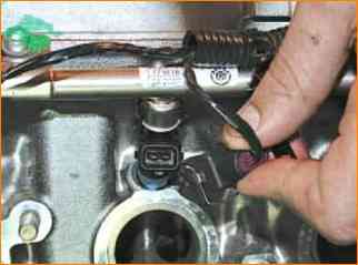 Fuel rail VAZ-21126 removal and installation