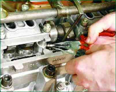 Cómo ajustar las holguras de las válvulas del motor 11183