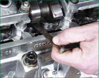 Cómo ajustar las holguras de las válvulas del motor 11183