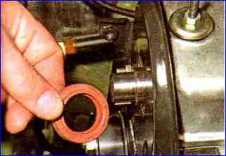 How to replace the camshaft oil seal of a VAZ-21114 engine