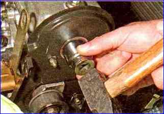 How to replace the camshaft oil seal of a VAZ-21114 engine