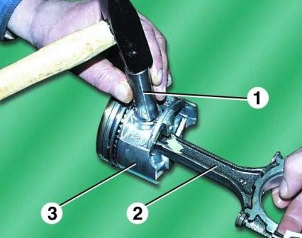 Removing and installing piston rod