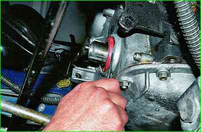 Replacing the front crankshaft cuff