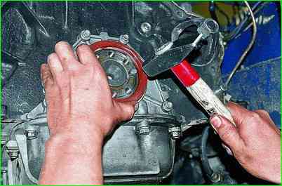Replacing the rear crankshaft cuff