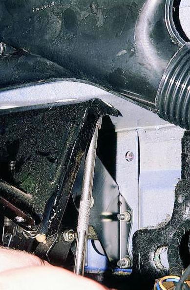 Extracción del conjunto de pedales GAZ-3110