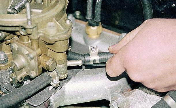 Extracción del carburador del motor ZMZ-402