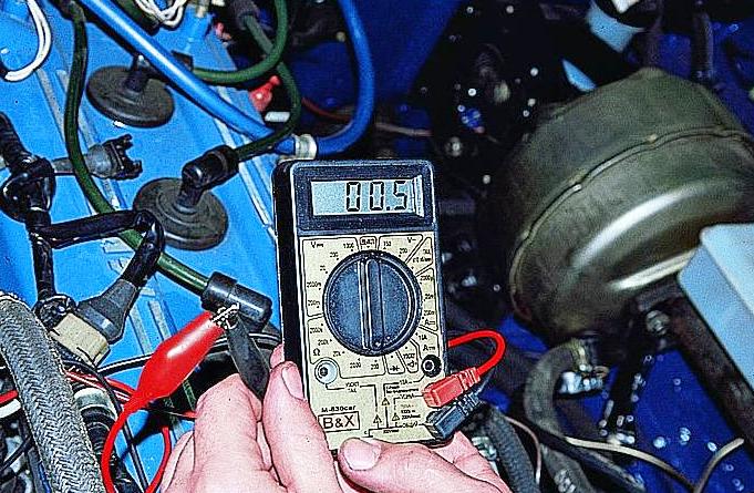 Revisando y reemplazando la bobina de encendido en el motor ZMZ-406