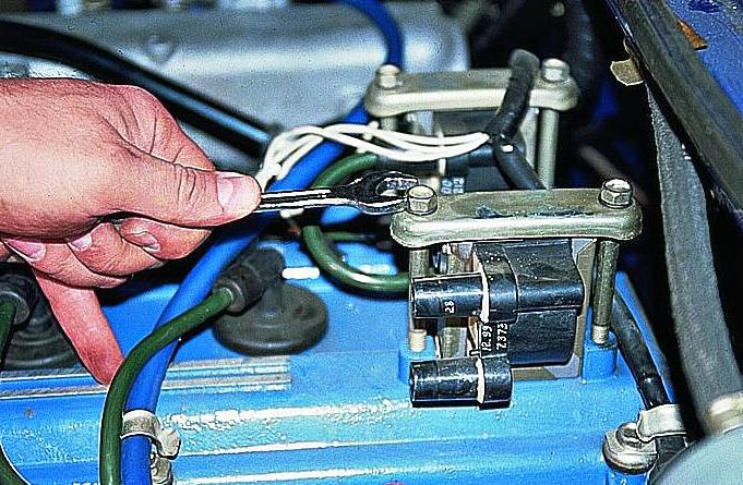 Überprüfen und Ersetzen der Zündspule am ZMZ-406-Motor
