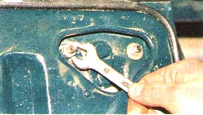 Extracción del parachoques trasero de un automóvil GAZ-310221