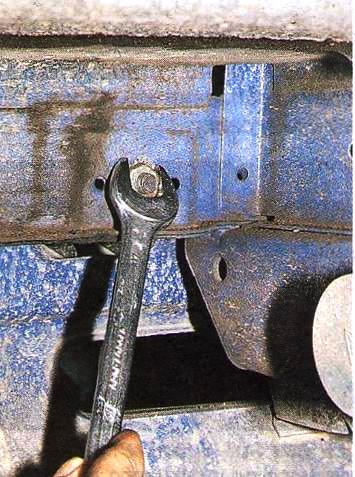 Aus- und Einbau der vorderen Stoßstange eines GAZ -3110 Auto