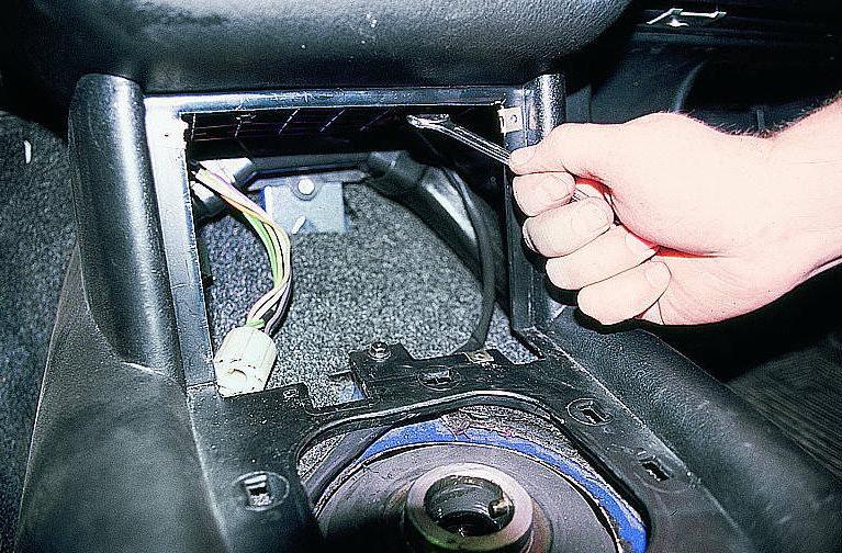 Removing the dashboard console of the GAZ-3110 car