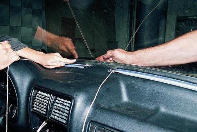 Removing and installing windshield GAZ-3110