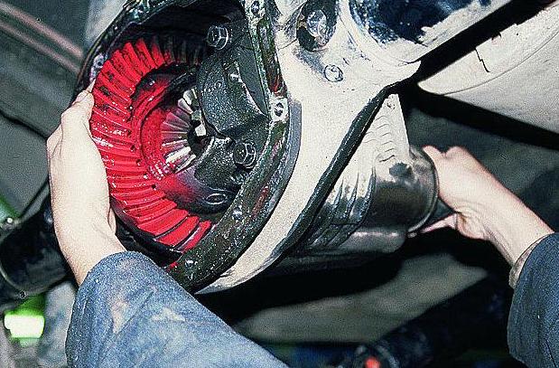 Reparatur des Untersetzungsgetriebes der Hinterachse