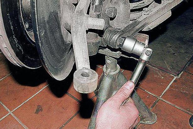 Ersetzen der Gummibuchsen der unteren Steuerung des GAZ-3110 Arme