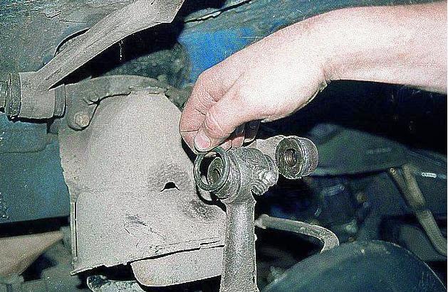 Removing upper arms and replacing their GAZ-3110 rubber bushings