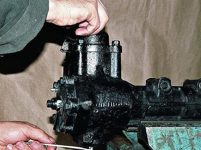  Adjustment of the steering gear with hydraulic booster of the car GAZ-3110