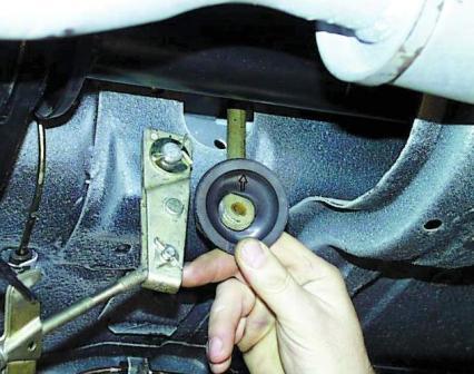 Removing and installing the parking brake lever GAZ-3110