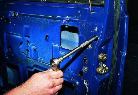 Снятие и установка замка двери ГАЗ-3110