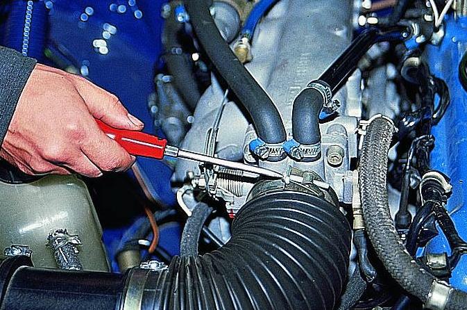Removing and installing the throttle assembly of the engine ZMZ-40522, ZMZ-406