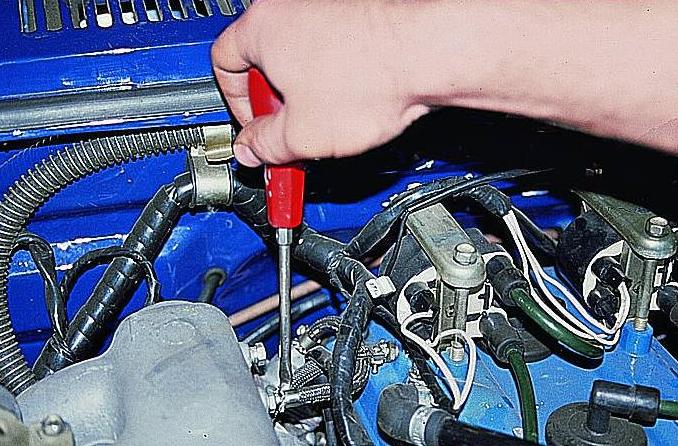 Revisión y cambio de inyectores de motor de un coche Gazelle