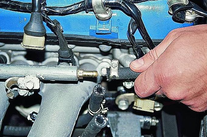 Revisión y sustitución de los inyectores del motor de un coche Gazelle