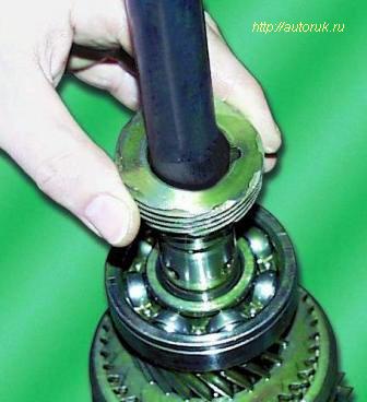 Reparación de eje de salida de caja de cambios GAZ-3110
