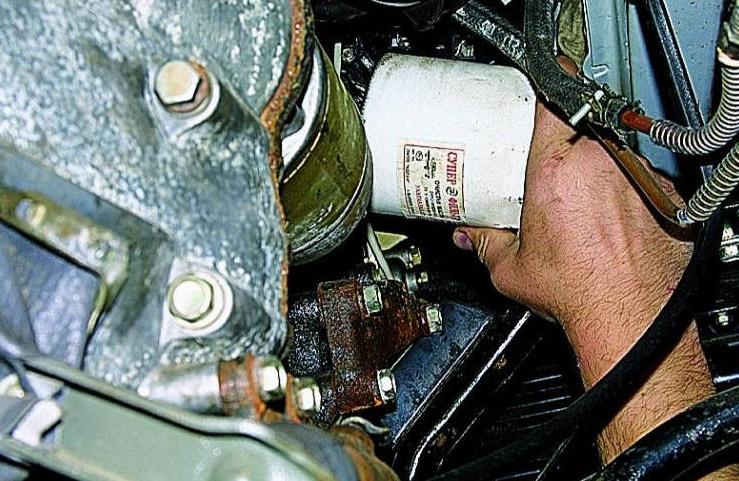 Cambio de aceite y filtro de aceite de un motor de automóvil Gazelle