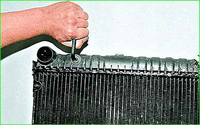 Reemplazo del radiador con motor ZMZ-402