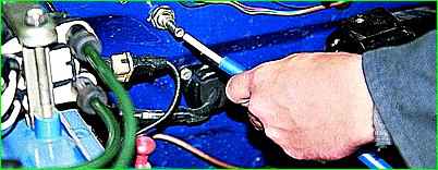 Replacing the throttle cable ZMZ-40522