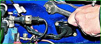 Replacing the throttle cable ZMZ-40522