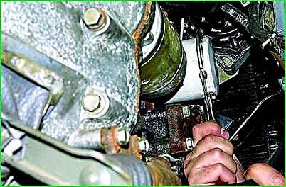 Reemplazo del aceite y filtro de aceite del motor GAZ-2705 con motor ZMZ-406