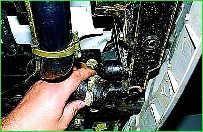 Austausch des Kühlers mit ZMZ-406-Motor