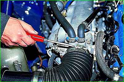 Removal and installation of the throttle unit of the ZMZ-406 engine