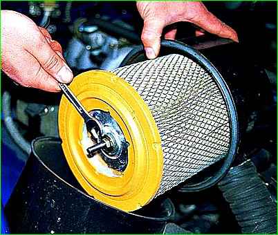Replacing the air filter element of the ZMZ-406 engine