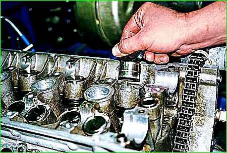 Disassembling the cylinder head