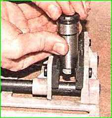 Disassembly and assembly of the hydraulic chain tensioner