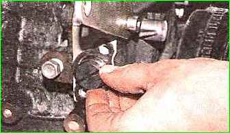 Removing and disassembling the hydraulic chain tensioner
