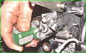 Discharge of hydraulic chain tensioner