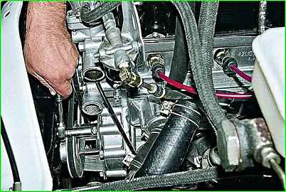 Replacing and adjusting the tension of the drive belts of units with the ZMZ-402 engine