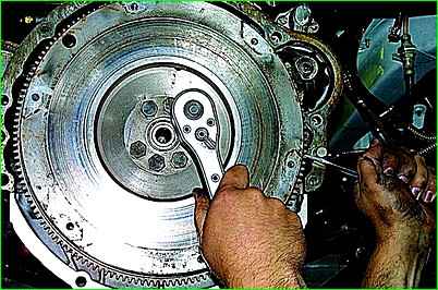 Removing and installing the ZMZ 406 flywheel