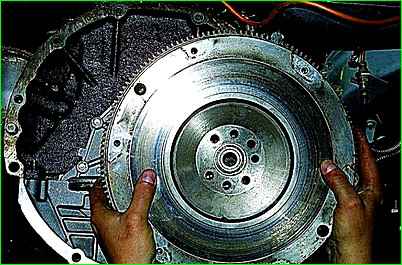 Removing and installing the ZMZ 406 flywheel