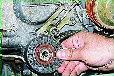 Replacing the tension pulley and auxiliary drive belt tensioning mechanism